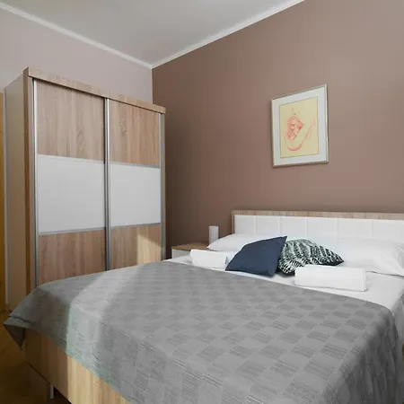 Delux Jacuzzi & Heated Pool Appartamento *