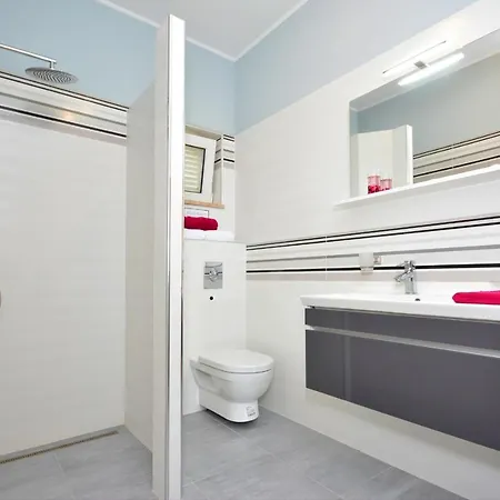 Delux Jacuzzi & Heated Pool Dugi Rat