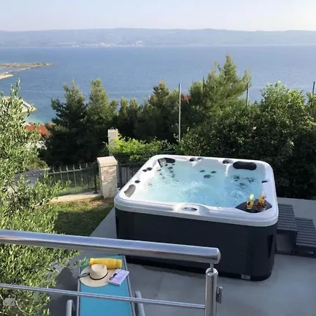Delux Jacuzzi & Heated Pool