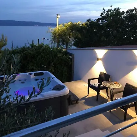 Delux Jacuzzi & Heated Pool Appartamento Dugi Rat